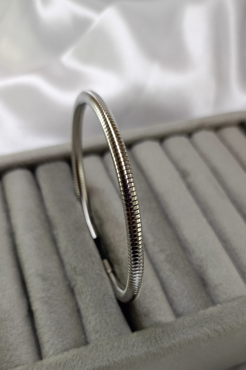 بنگل استیل یونیسکس نقرهای طرح فنری ضد حساسیت و رنگ ثابت