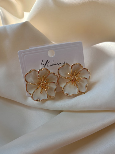 گوشواره میخی گل سفید طلایی